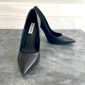 Steve Madden “Vala” pointed toe black leather pumps, size 8.